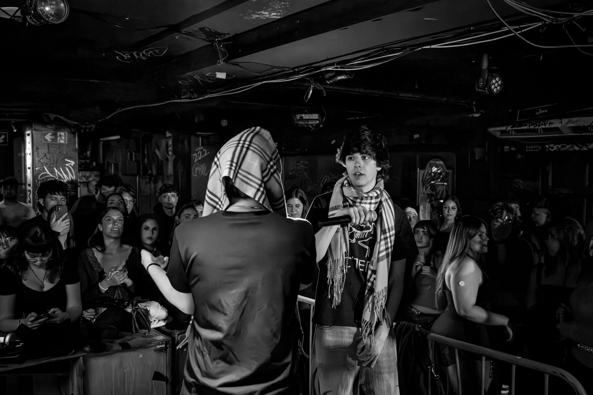Artista sobre el escenario ante el público en un showcase de LAPURO