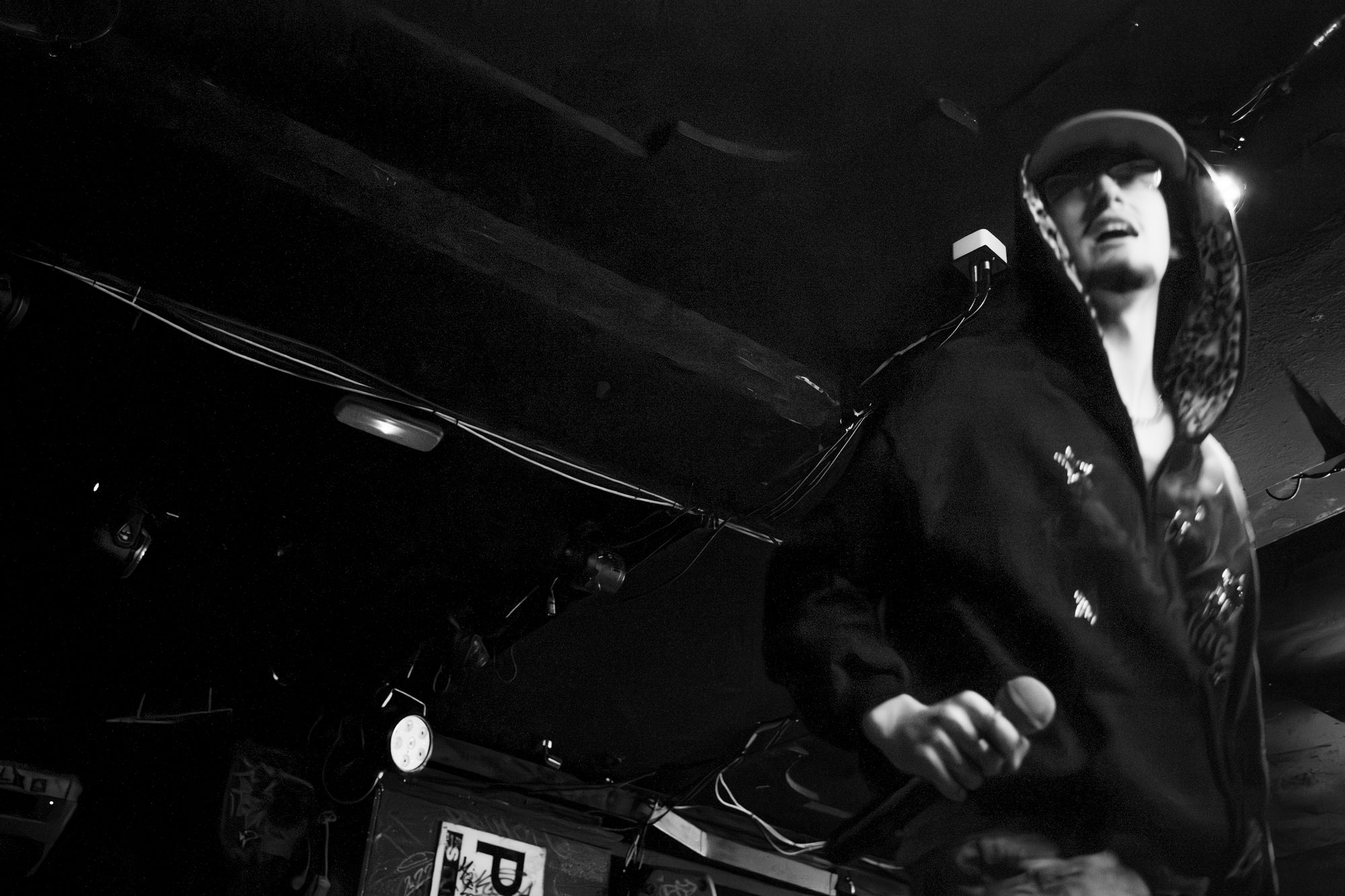 Alegarca actuando en directo en un evento de LAPURO